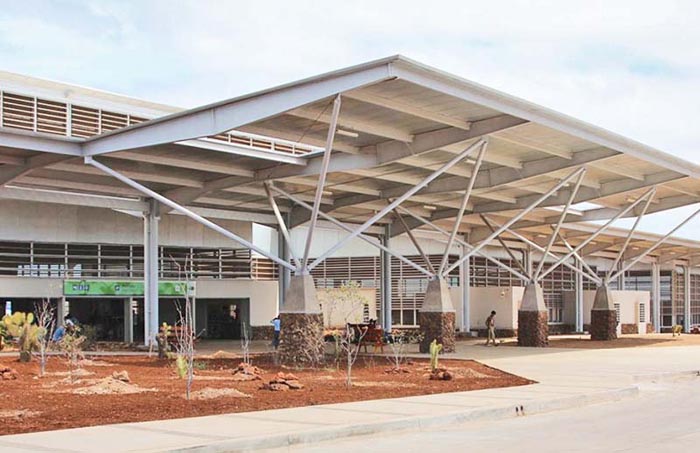 Exterior aeropuerto de Ecuador construido con Construpanel