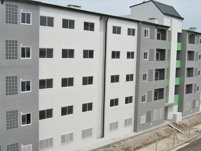 Vista frontal de edificio habitacional, con construpanel