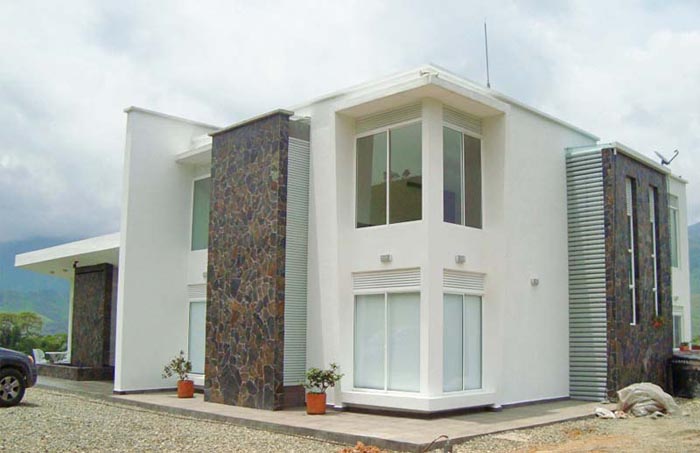 Vista lateral casa habitación en Colombia, con construpanel