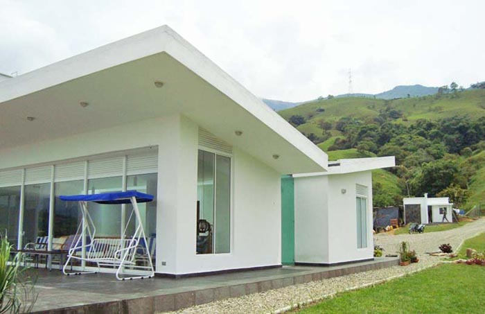 Vista posterior de casa con construpanel Fanosa en Bogotá