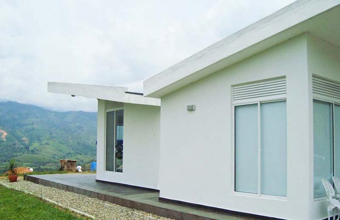 Vista lateral de casa con construpanel Fanosa en Colombia
