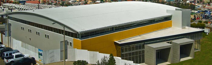Exterior auditorio gimnasio Cetys con insulpanel Fanosa