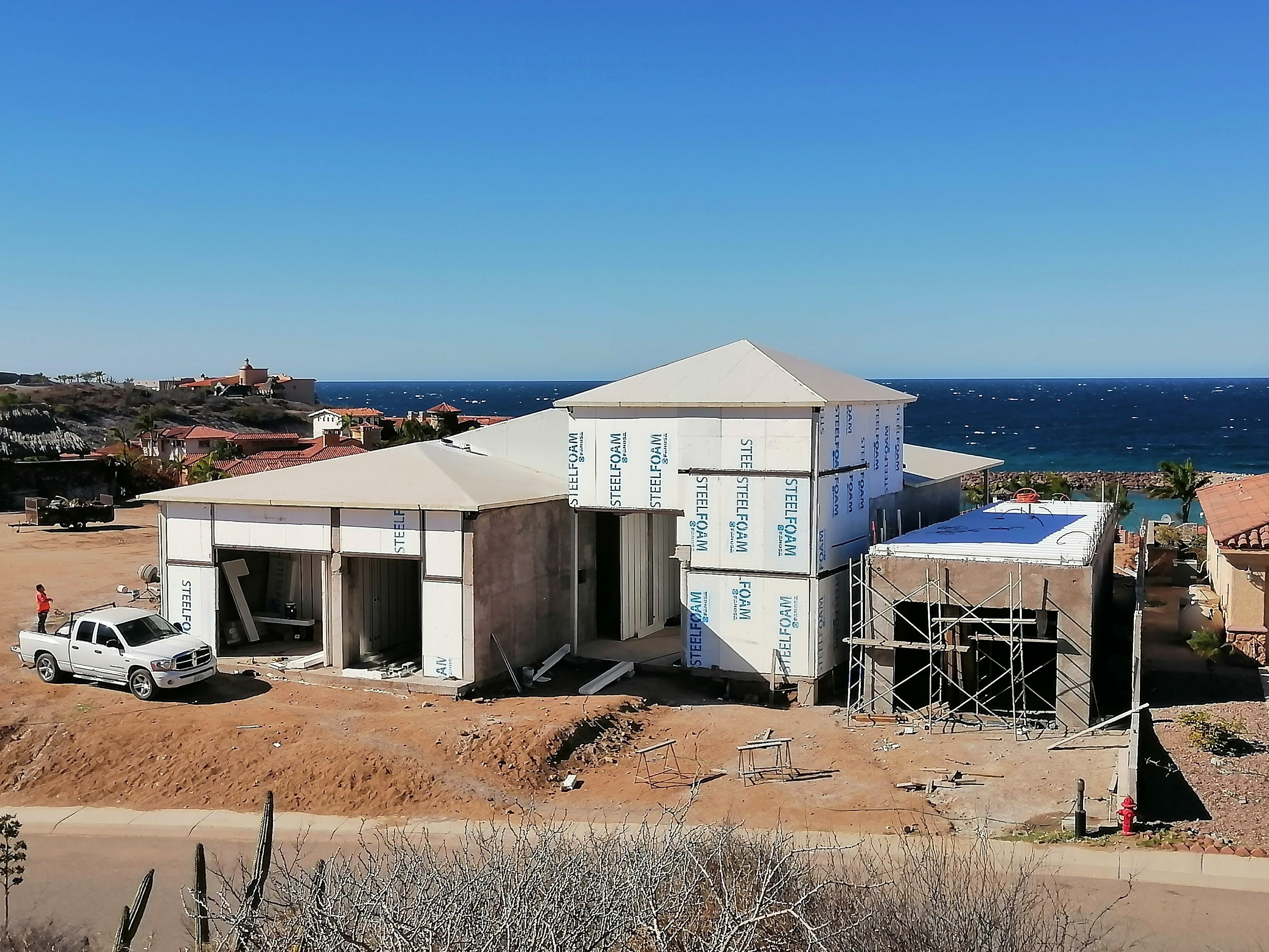 Vista frontal de casa Bahía Esmeralda con Steelfoam
