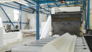 Bloques cortados de poliestireno expandido dentro de una nave industrial preparado para una construccion