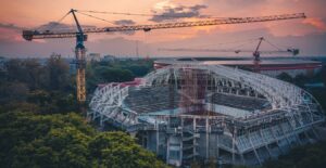 Uso del poliestireno expandido para la construccion en medio de la naturaleza con gruas de construcion