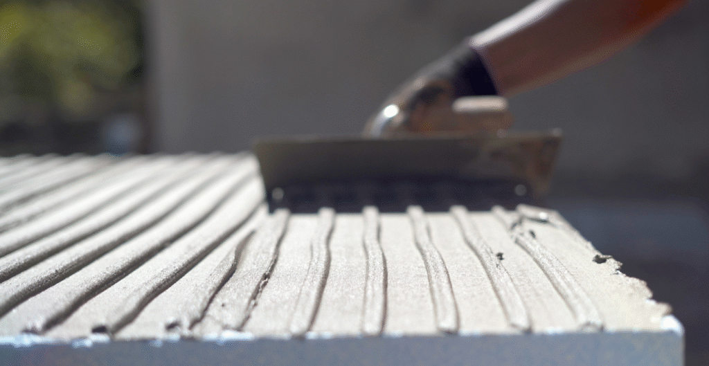 Aplicación de Basecoat FANOSA sobre panel de EPS, mostrando la adhesión y acabado en sistemas de construcción ligera y eficiente.