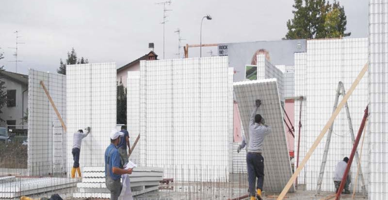 Avance en la construcción con sistemas modernos y sostenibles: trabajadores instalan paneles prefabricados para optimizar tiempos y recursos en obra.