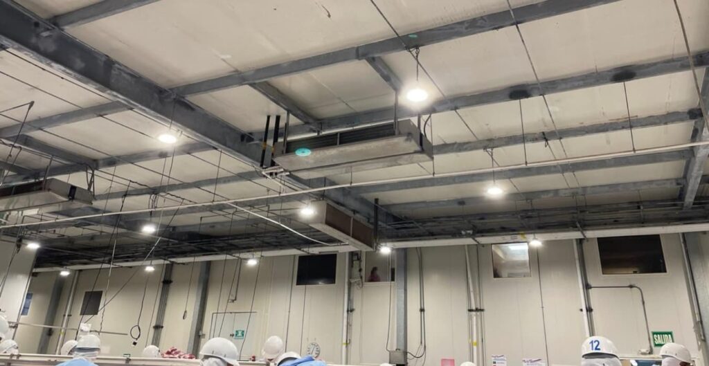 Techo aislado con paneles de EPS en planta de procesamiento industrial para mantener eficiencia térmica y control de temperatura.
