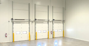 Puertas de muelle en cuarto frío industrial con aislamiento térmico eficiente para almacenamiento y logística.