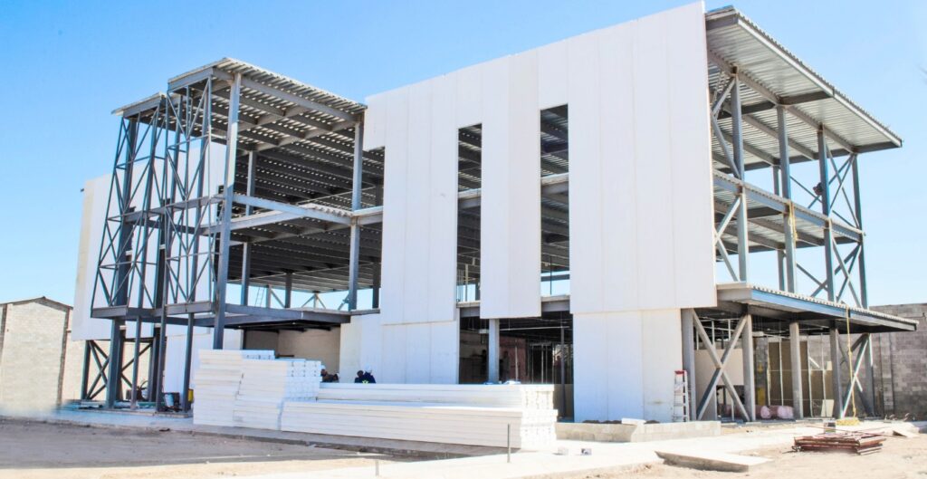 Esqueleto de proyecto de construccion en obra con placas de eps para asegurar una arquitectura pasiva