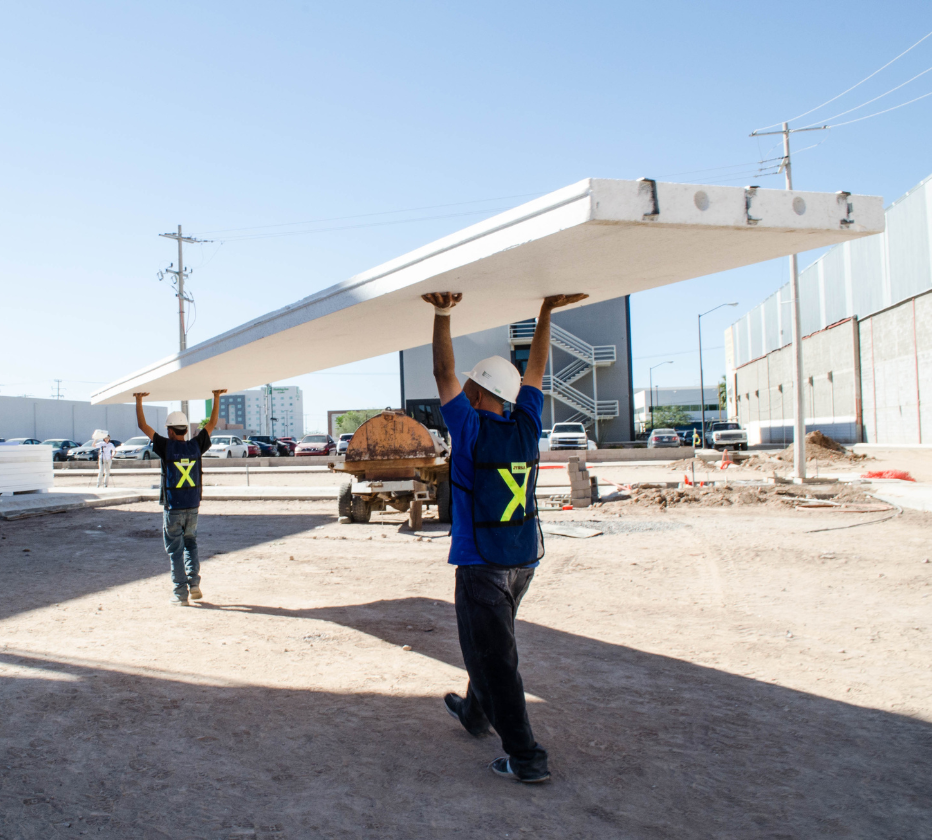 Trabajadores de FANOSA moviendo EPS en la obra