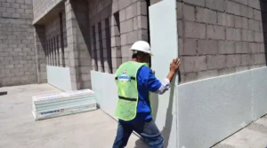 Trabajador de FANOSA aplicando sistema de aislamiento