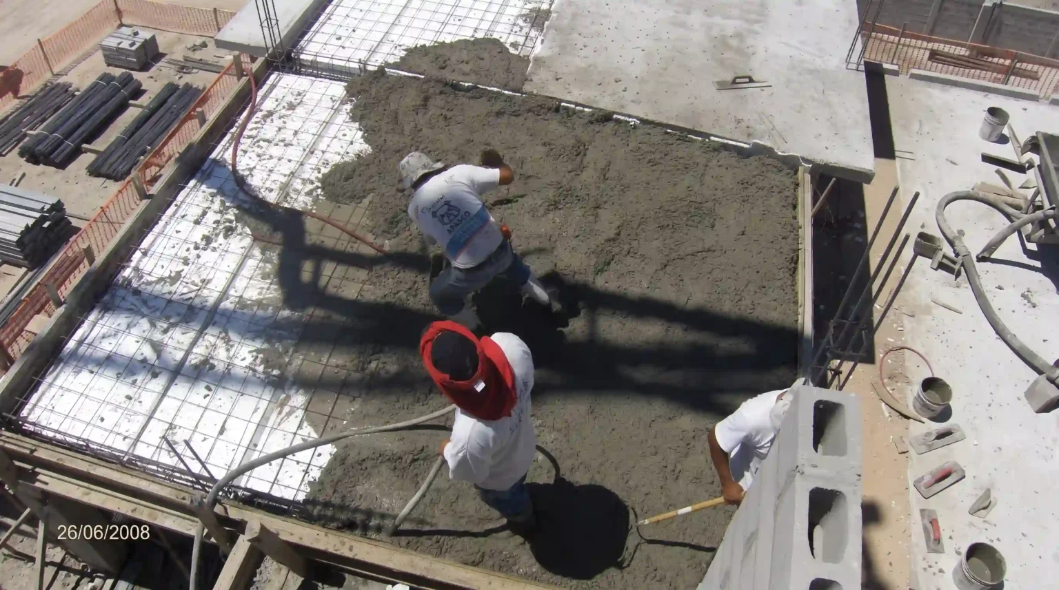 Trabajadores agregando cemento a techo