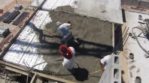 Trabajadores agregando cemento a techo